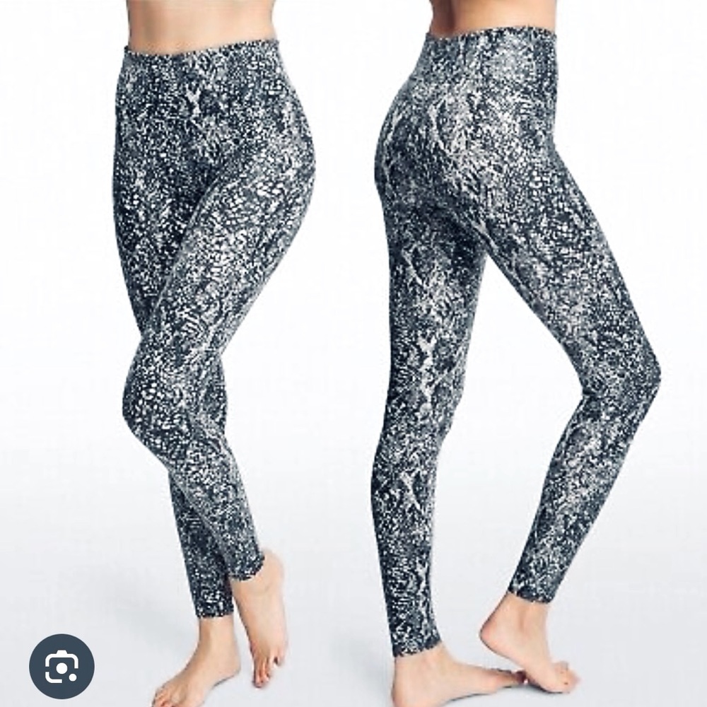 NWOT SPANX Faux Leather Grey Snakeskin Shine Leggings Size Small